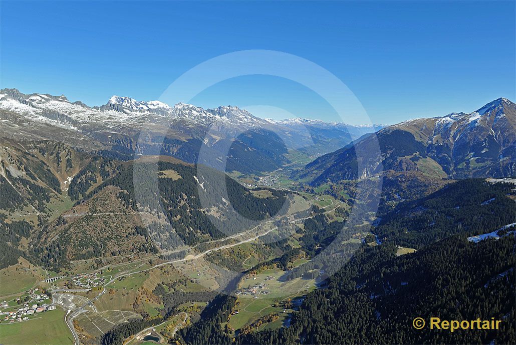 Foto: Die Surselva ab Sedrun ostwärts. (Luftaufnahme von Niklaus Wächter)