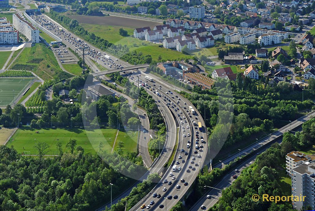 Foto: Autobahn A1 und A4 bei Opfikon ZH. (Luftaufnahme von Niklaus Wächter)
