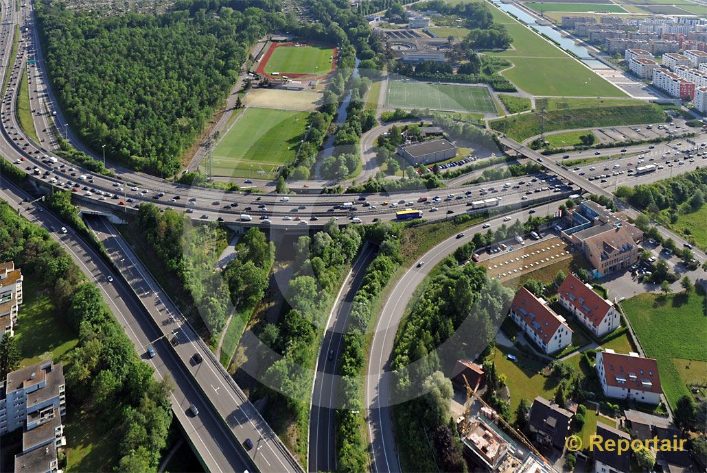 Foto: Autobahn-Dreieck bei Opfikon ZH. (Luftaufnahme von Niklaus Wächter)