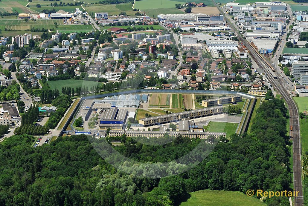 Foto: Regensdorf mit Strafanstalt Pöschwies. (Luftaufnahme von Niklaus Wächter)