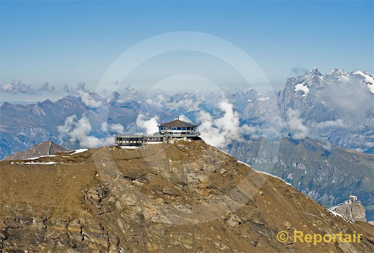 Foto: Schilthorn BE alias Piz Gloria mit seinem Drehrestaurant auf ca 3000 M.ü.M.. (Luftaufnahme von Niklaus Wächter)