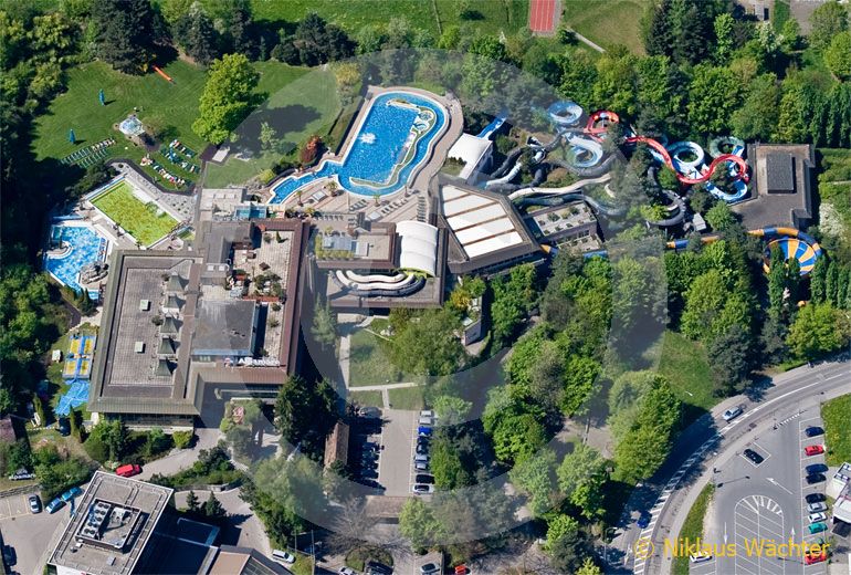 Foto: Vergnügungsbad Alpamare in Pfäffikon (SZ). (Luftaufnahme von Niklaus Wächter)