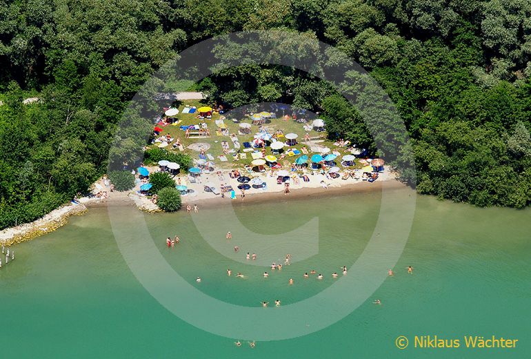 Foto: Der einzige offizielle allgemein zugängliche FKK-Strand der Schweiz  bei Zug. (Luftaufnahme von Niklaus Wächter)