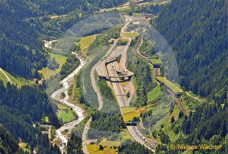 Foto: Ferienbeginn vor dem Gotthardtunnel-Nordportal bei Göschenen UR. (Luftaufnahme von Niklaus Wächter)