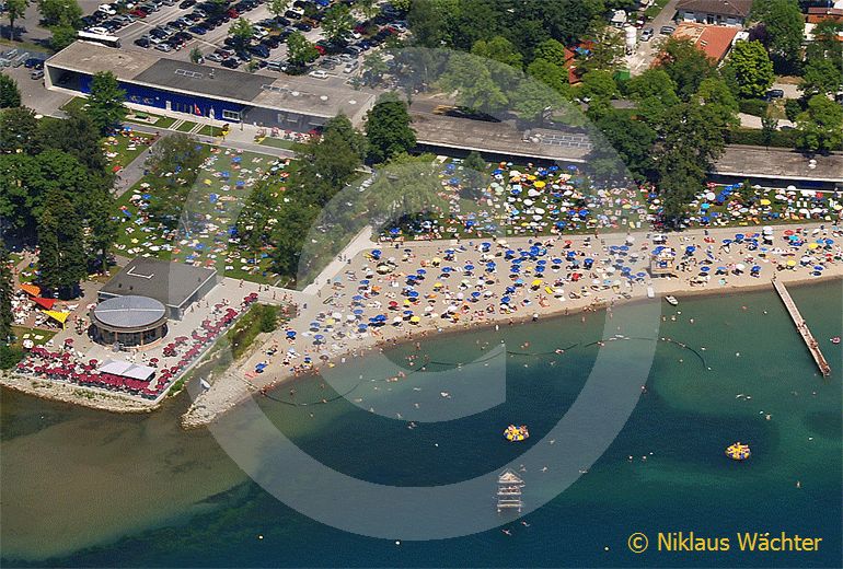 Foto: Ein Sommertag im Luzerner Lido. (Luftaufnahme von Niklaus Wächter)