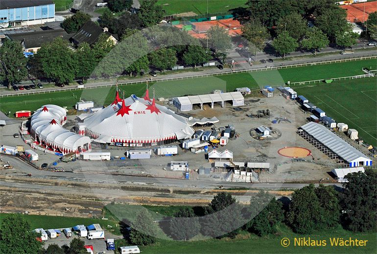 Foto: Der Zirkus Knie gastiert in Luzern auf einer Baustelle. (Luftaufnahme von Niklaus Wächter)