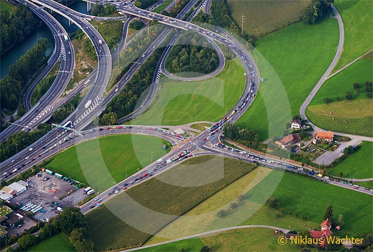 Foto: Verkehrschaos bei der Autobahn-Ausfahrt Luzern-Nord. (Luftaufnahme von Niklaus Wächter)