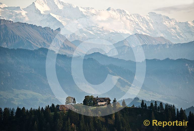 Foto: Das Berggasthaus Napf in der Biosphäre Entlebuch vor der Kulisse der Alpenkette. (Luftaufnahme von Niklaus Wächter)