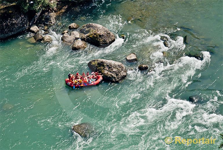 Foto: Schlauchbootfahrer auf der Reuss pausieren im Strömungsschatten eines Felsens bei Niederwil (AG) .. (Luftaufnahme von Niklaus Wächter)