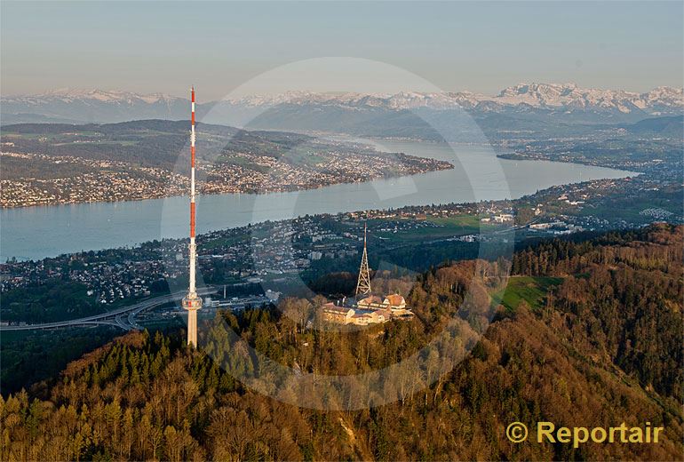 Foto: Der Uetliberg bei Zürich im Abendlicht.. (Luftaufnahme von Niklaus Wächter)