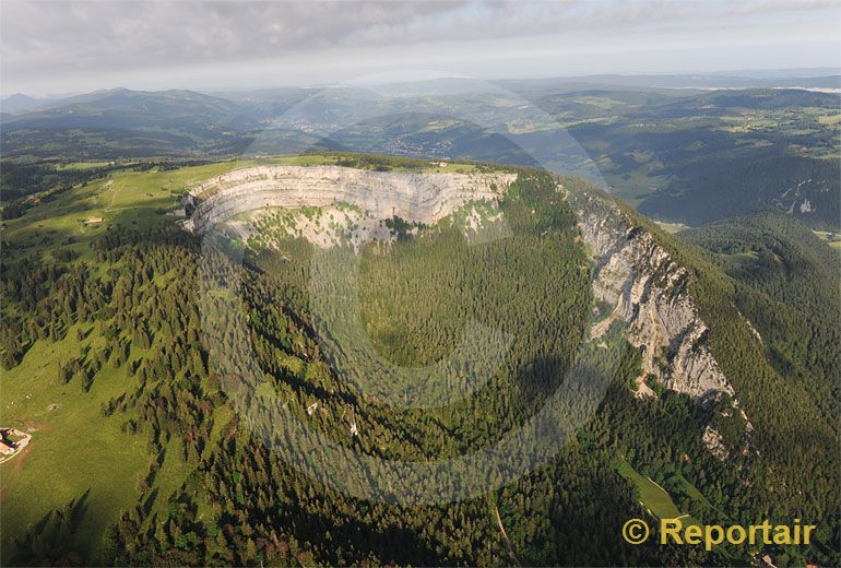 Foto: Der eindrückliche Felsenkessel des Creux du Van im Neuenburger Jura ist das älteste Naturschutzgebiet der Schweiz und ein beliebtes Wander- und Ausflu. (Luftaufnahme von Niklaus Wächter)