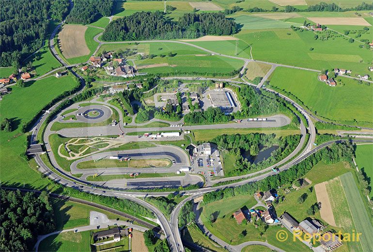 Foto: Das TCS - Verkehrssicherheitszentrum Betzholz bei Hinwil (ZH) ist das grösste Verkehrssicherheitszentrum der Schweiz und eines der modernsten Europas. (Luftaufnahme von Niklaus Wächter)