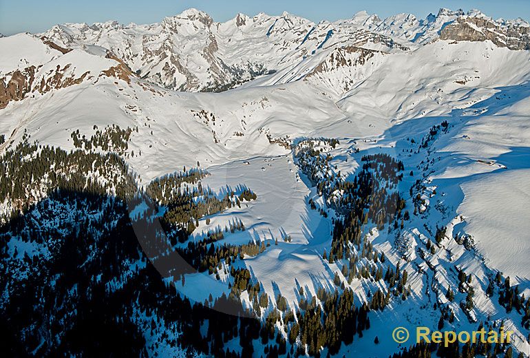 Foto: Die Aelggi-Alp im Kanton Obwalden ist der geografische Mittelpunkt der Schweiz. (Luftaufnahme von Niklaus Wächter)