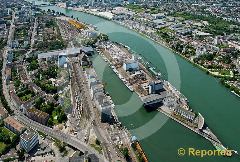 Foto: Basel Rheinhafen mit dem Dreiländereck. (Luftaufnahme von Niklaus Wächter)