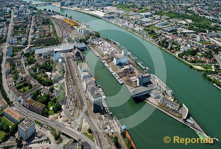 Foto: Basel Rheinhafen mit dem Dreiländereck. (Luftaufnahme von Niklaus Wächter)