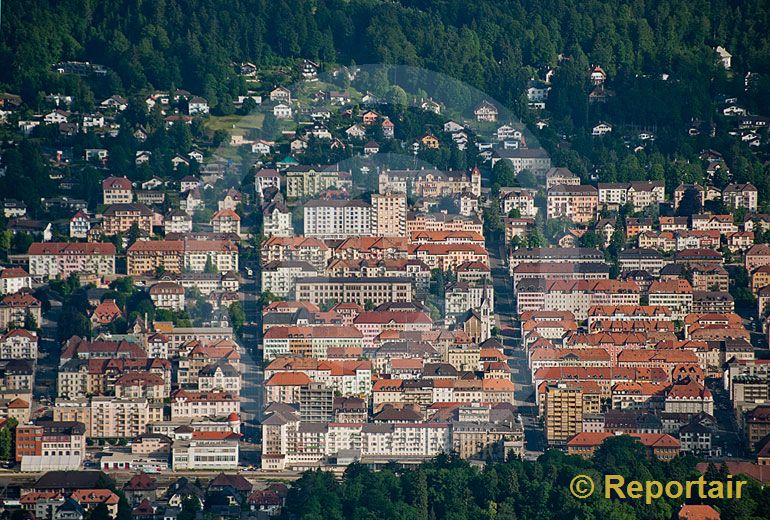 Foto: La Chaux-de-Fonds ist die grösste Stadt des Hochjuras und drittgrösste Stadt der Romandie und fällt durch eine sehr disziplinierte Stadtarchitektur. (Luftaufnahme von Niklaus Wächter)