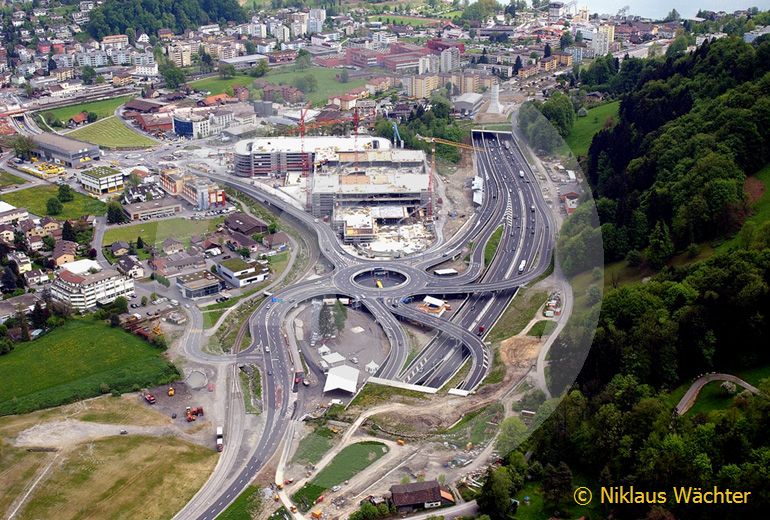 Foto: Autobahn-Anschluss bei Horw LU mit Kreisel und Einkaufszentrum im  Jahr 2004. (Luftaufnahme von Niklaus Wächter)