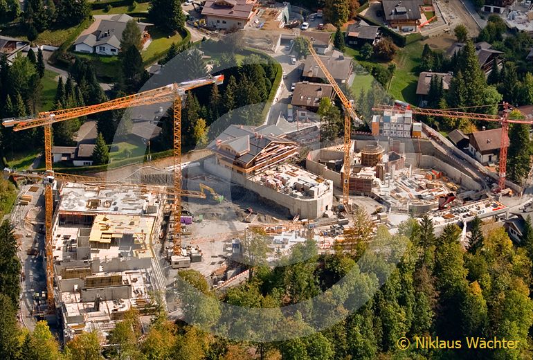 Foto: Was sich unter einem idyllischen Schweizer Chalet im Promi-Fereinort Gstaad so alles verbirgt. (Luftaufnahme von Niklaus Wächter)