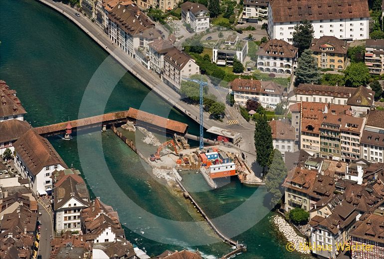 Foto: Das Reusswehr in Luzern wird saniert. (Luftaufnahme von Niklaus Wächter)