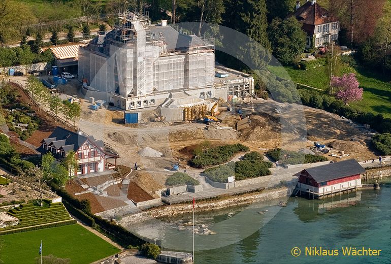 Foto: Ein weiteres Herrschaftshaus direkt am Seeufer in Meggen LU wird gebaut. (Luftaufnahme von Niklaus Wächter)