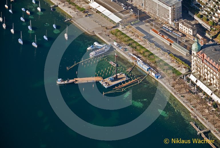 Foto: Vom historischen Seebad National in Luzern sind drei Monate nach Saisonschluss nur noch die Pfeiler übrig. (Luftaufnahme von Niklaus Wächter)