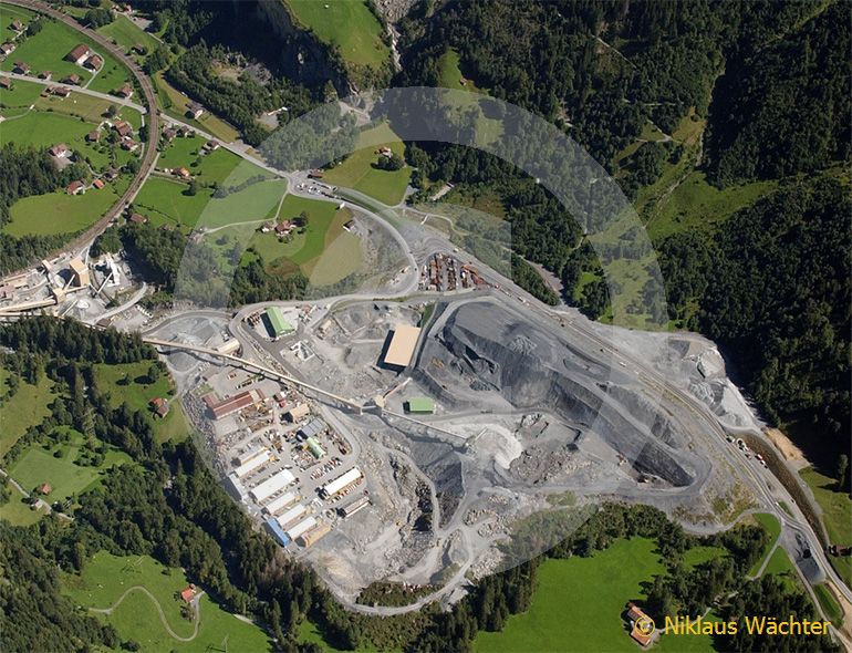 Foto: Baustelle Lötschberg-Basistunnel bei Frutigen im Kandertal BE  im Jahr 2004. (Luftaufnahme von Niklaus Wächter)