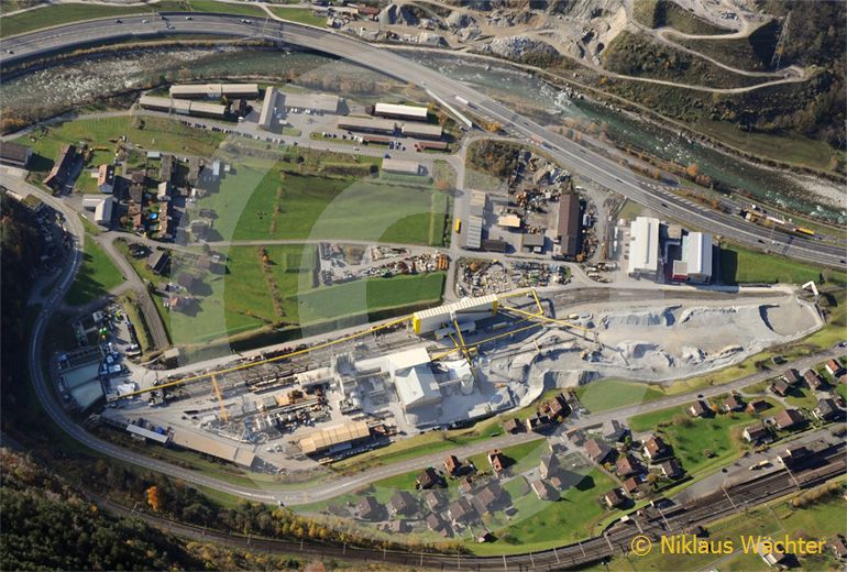 Foto: Baustelle des Gotthard-Basistunnels bei Amsteg UR im Jahr 2008. (Luftaufnahme von Niklaus Wächter)