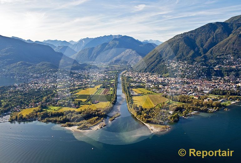 Foto: Die Mündung der Maggia in den Lago Maggiore TI. (Luftaufnahme von Niklaus Wächter)