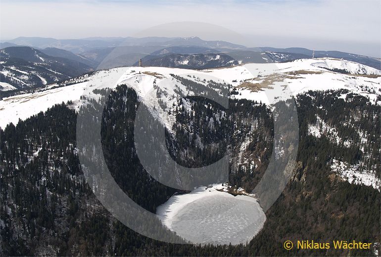 Foto: Der Feldberg in Sueddeutschland. (Luftaufnahme von Niklaus Wächter)