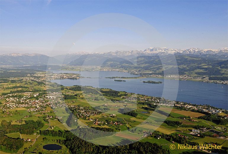 Foto: Blick vom Zürcher Oberland über der Zürichsee zur Alpenkette. (Luftaufnahme von Niklaus Wächter)