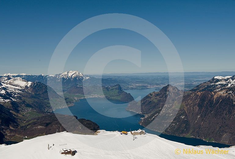 Foto: Fronalpstock mit Vierwaldstättersee und Pilatus im Hintergrund. (Luftaufnahme von Niklaus Wächter)