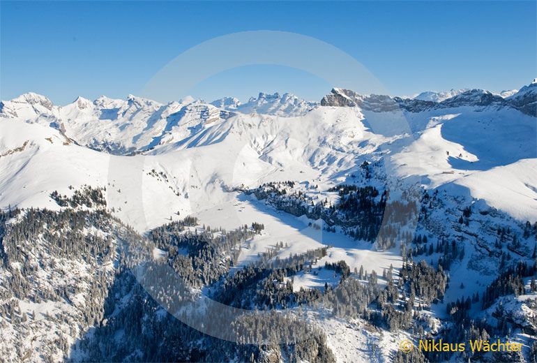 Foto: Die Aelggialp. Geografischer Mittelpunkt der Schweiz. (Luftaufnahme von Niklaus Wächter)