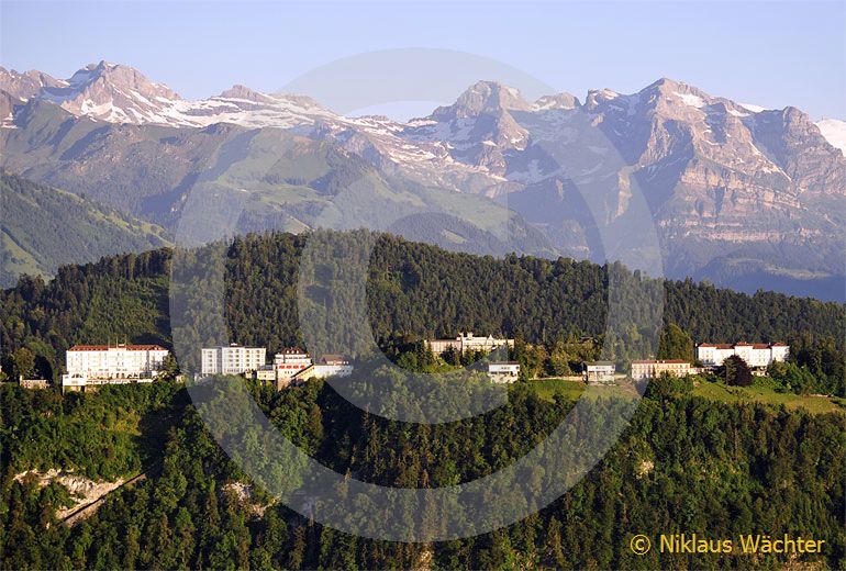 Foto: Der Bürgenstock mit seinen Nobelhotels. (Luftaufnahme von Niklaus Wächter)