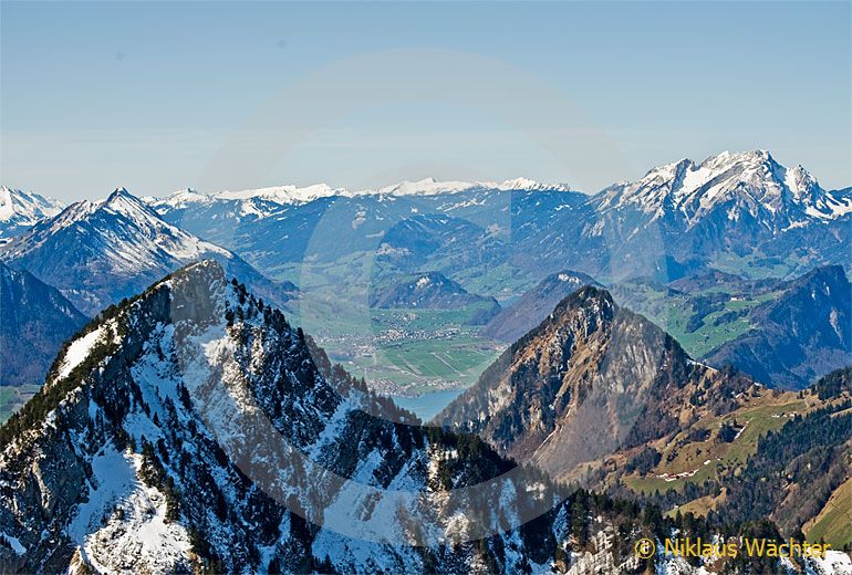 Foto: Links die Rigi-Hochflue hinten rechts der Vitznauerstock dahinter Stans. (Luftaufnahme von Niklaus Wächter)