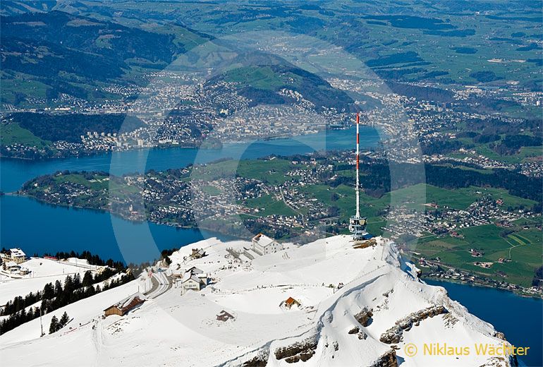 Foto: Rigi-Kulm mit Luzern im Hintergrund. (Luftaufnahme von Niklaus Wächter)