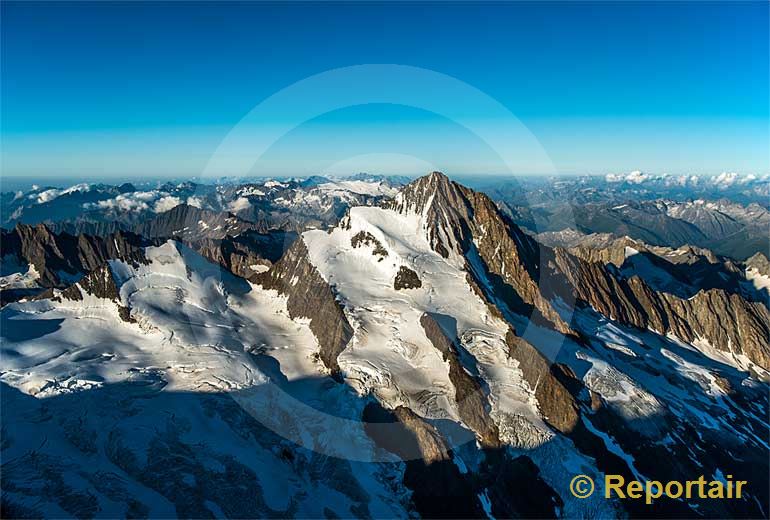 Foto: Das Finsteraarhorn im Abendlicht. (Luftaufnahme von Niklaus Wächter)