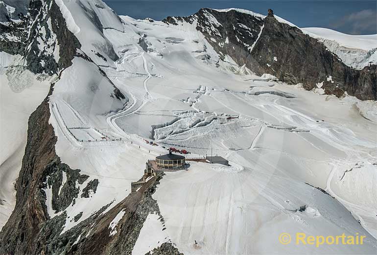 Foto: Der Allalingletscher ob Saas-Fee mit dem Drehrestaurant.. (Luftaufnahme von Niklaus Wächter)