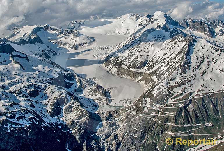 Foto: Der Rhonegletscher im Hitzesommer 2015.. (Luftaufnahme von Niklaus Wächter)