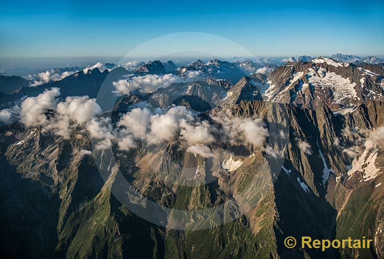 Foto: Wolkenballen in der Region westlich des Sustenhorns.. (Luftaufnahme von Niklaus Wächter)