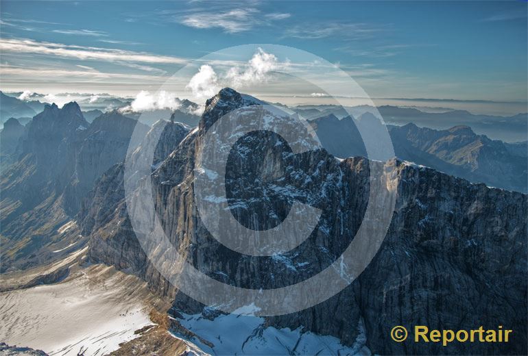 Foto: Unbekannter Titlis Die ungastliche Südostseite des mächtigen Berges. (Luftaufnahme von Niklaus Wächter)