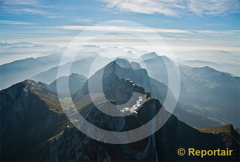 Foto: Auf dieser Aufnahme wird klar, weshalb der Pilatus bei Luzern auch Drachenberg genannt wird. Im Vordergrund Pilatus-Kulm. (Luftaufnahme von Niklaus Wächter)