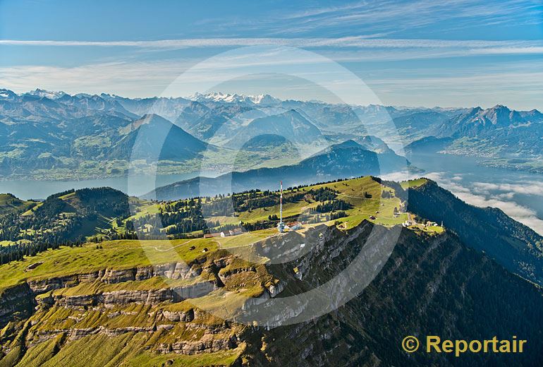 Foto: Rigi-Kulm mit den Zentralschweizer Bergen im Hintergrund. (Luftaufnahme von Niklaus Wächter)