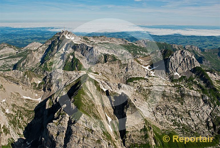 Foto: Das Alpstein-Gebirge von Osten her gesehen. Im Hintergrund das Nebelmeer über dem Bodensee. (Luftaufnahme von Niklaus Wächter)