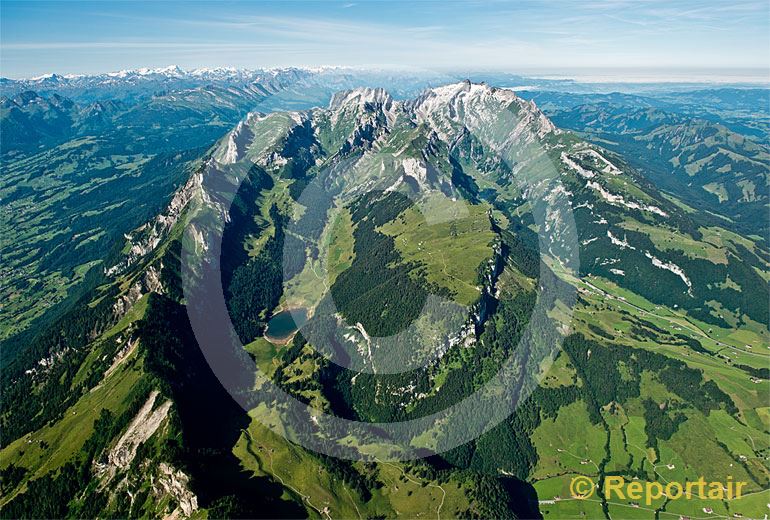 Foto: Der Alpstein von Norden gesehen mit dem Säntis oben auf der rechten Flanke. (Luftaufnahme von Niklaus Wächter)