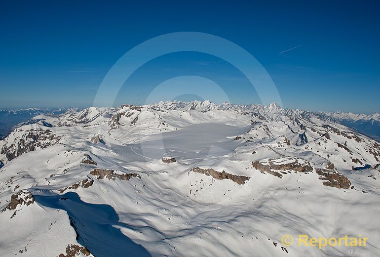 Foto: Der Plaine-Morte-Gletscher an der Grenze zwischen den Berner und den Walliser Alpen. (Luftaufnahme von Niklaus Wächter)