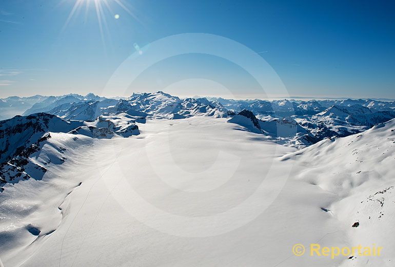 Foto: Der Plaine-Morte-Gletscher ist ein Plateaugletscher. Blick gegen Westen. (Luftaufnahme von Niklaus Wächter)