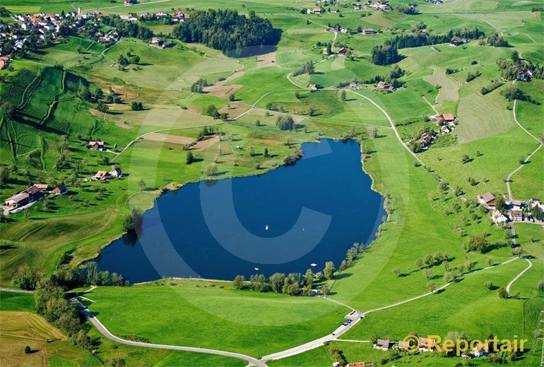 Foto: Der Hüttenweiher bei Hütten ZH. (Luftaufnahme von Niklaus Wächter)