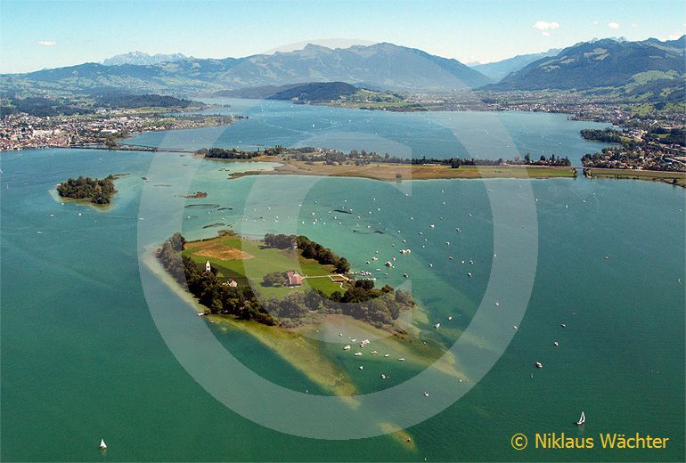 Foto: Der Zuerichsee mit der Insel Ufenau im Vordergrund und Luetzelau dahinter. (Luftaufnahme von Niklaus Wächter)