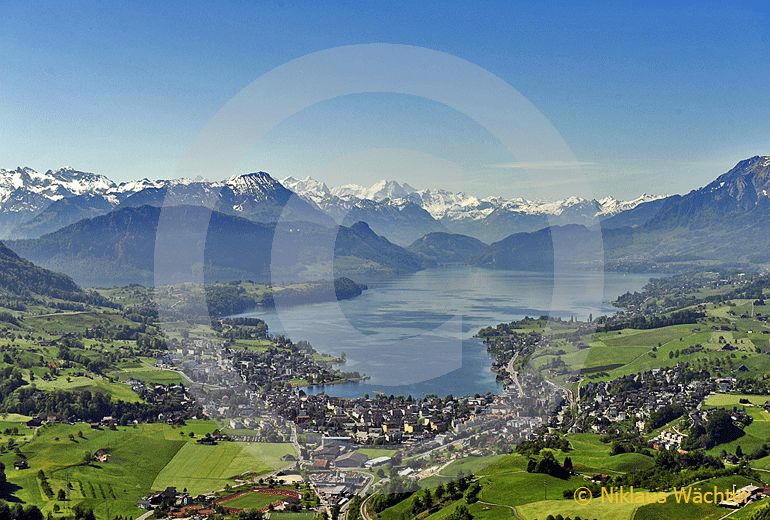 Foto: Der Küssnachtersee mit Küssnacht am Rigi. (Luftaufnahme von Niklaus Wächter)