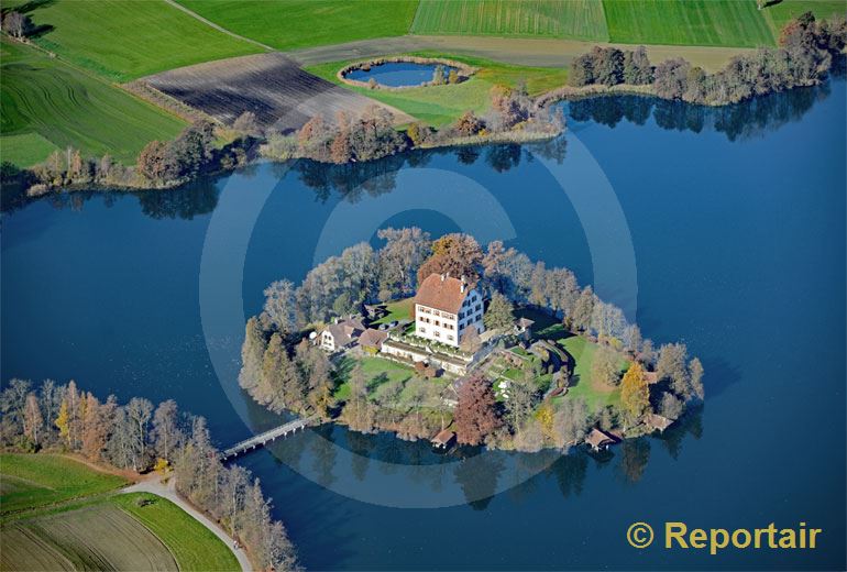 Foto: Der Mauensee bei Sursee LU mit dem gleichnamigen Schloss auf der einzigen Insel. (Luftaufnahme von Niklaus Wächter)